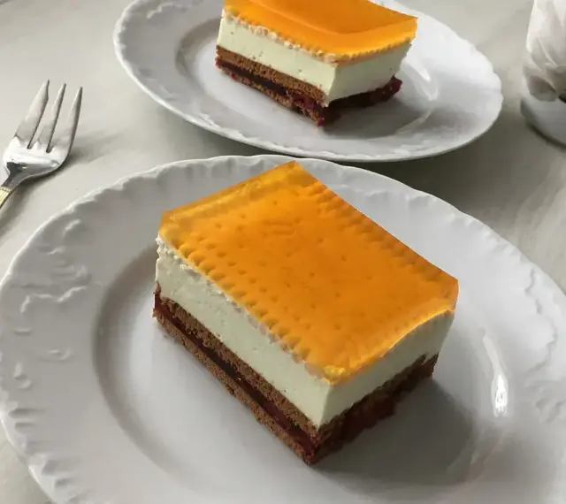 Pyszne ciasto z warstwą serka mascarpone i galaretką. Idealne pytanie: czy można mieszać serek mascarpone z galaretką?