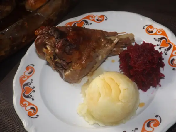 Pyszna golonka z indyka pieczona, podana z purée ziemniaczanym i buraczkami. Idealny obiad!